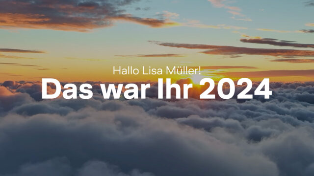 Zu sehen ist ein Blick aus der Flugzeugkabine auf Wolken im Sonnenaufgang, darüber Schrift.